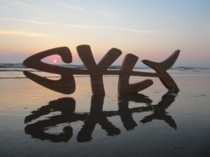 Sylt Schriftzug am Strand beim Sonnenuntergang